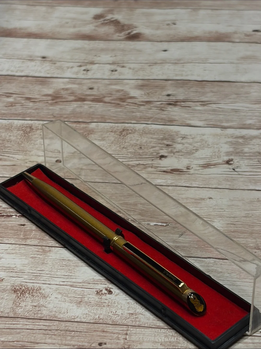 vintage Singapore Commemorative ballpoint pen with detailed Merlion accent